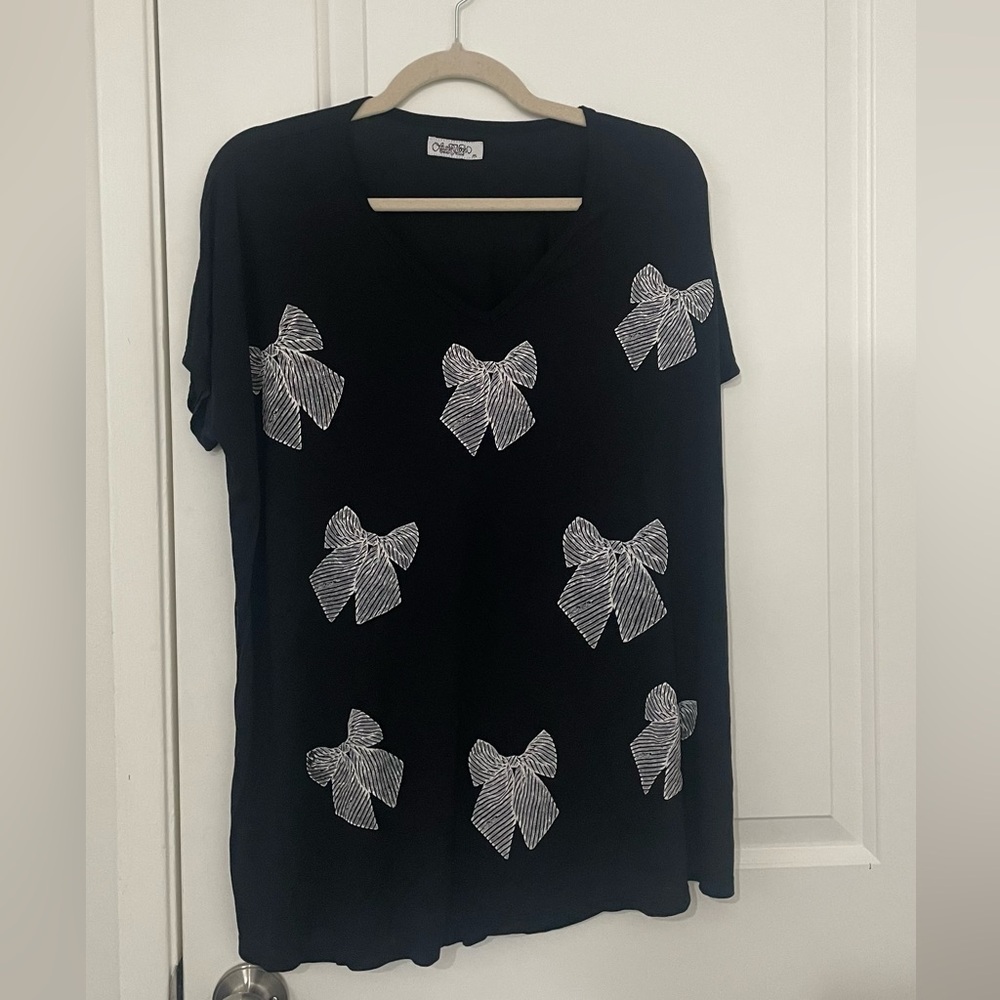Lauren Moshi Black Tee with White Bow Pattern